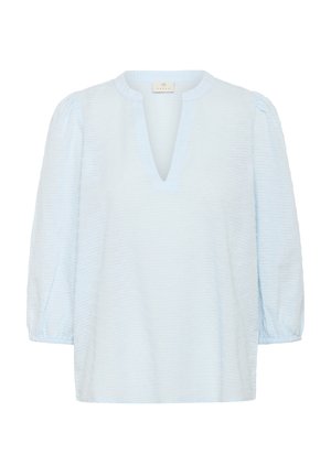 Blouse bleu clair avec col en V, manches trois-quarts bouffantes, tissu texturé et coupe décontractée, présentant un motif à rayures subtil.