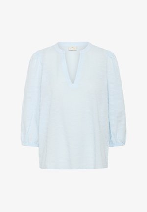 Blusa azul claro con escote en V, mangas abullonadas tres cuartos, tela texturizada y corte relajado, con un sutil patrón de rayas.
