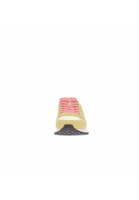 Scarpa sportiva con lacci, caratterizzata da una tomaia in suede verde, lacci rosa e una suola intermedia bianca con una suola esterna in gomma nera testurizzata.