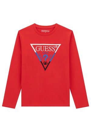 Rotes Langarmshirt aus Bio-Baumwolle mit einem dreieckigen Grafikdesign, das "GUESS®", "U.S.A." und ein Fragezeichen in Blau und Schwarz zeigt.