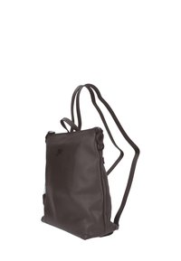 Zaino in pelle marrone con texture liscia, forma rettangolare, doppie cinghie regolabili e chiusura a zip. Presenta un dettaglio con logo discreto.