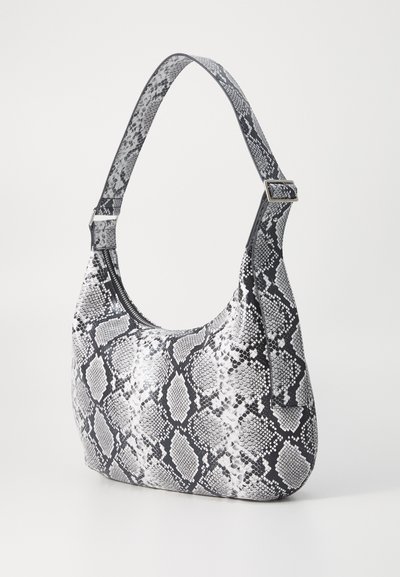 Sac hobo avec un motif en serpentin noir et blanc, présentant une forme arrondie, une bandoulière réglable et une texture lisse.