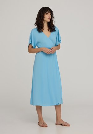Abito midi blu cielo con design avvolgente, maniche corte a volant e silhouette fluida. Realizzato in tessuto morbido e leggero con una texture liscia.