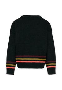 Czarny dzianinowy sweter z prążkowanym okrągłym dekoltem, ozdobiony wielokolorowymi poziomymi paskami w różowym, zielonym, bordowym i żółtym kolorze na dole.