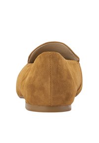 Șlapi din suede, într-o nuanță caldă de bej. Spate rotunjit cu detalii de cusătură minime și o talpă plată, flexibilă. Interior neted căptușit.