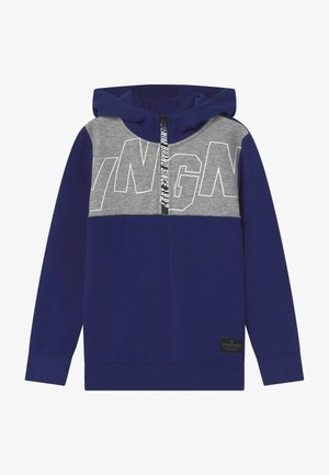 Granatowa bluza z kapturem dla dzieci z szarym panelem na klatce piersiowej, białymi literami w obrysie, pół zamkiem i metką marki Vingino na dolnym brzegu.