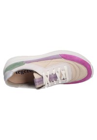 Hellbeige Sneaker mit lila, rosa und grünen Akzenten. Hergestellt aus Leder mit einer strukturierten Oberfläche, zeigt ein Schnürdesign und eine gepolsterte Sohle.