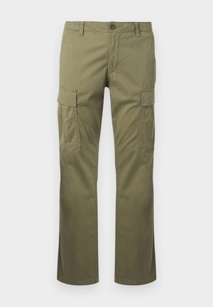 Olívazöld egyenes szárú cargo nadrág gombos záródással, övbújtatókkal és két első zsebfedelű zsebbel mindkét combon.