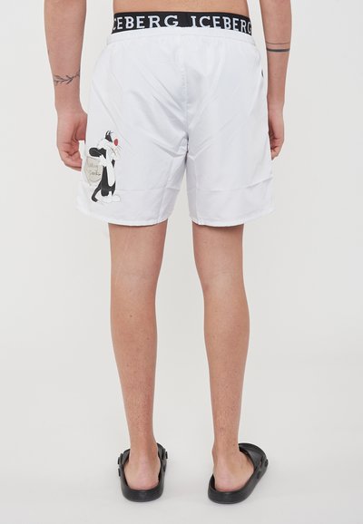 Pantaloni da bagno bianchi realizzati in materiale leggero, con stampa di un personaggio dei cartoni animati e una vita elasticizzata nera con il marchio "ICEBERG".