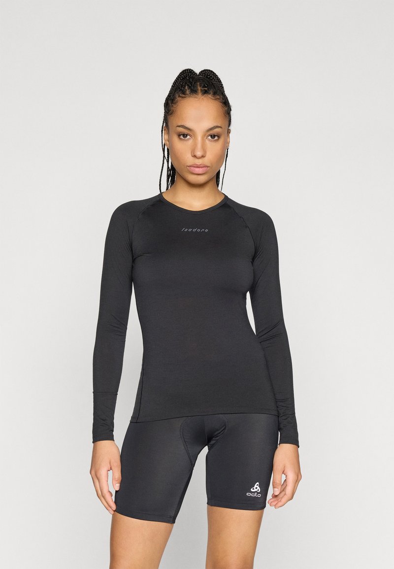 Musta pitkähihainen urheilu-paita, jossa on pyöreä kaula-aukko, yhdistettynä mustiin pyöräilyshortseihin, joissa on logo alhaalla jalassa. Molemmat ovat tiukasti istuvia.