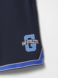 Pantalones cortos deportivos de color marino, fabricados en tejido de malla transpirable, con el logotipo "GAP ATHLETIC" en blanco y azul claro y un dobladillo a rayas azules.