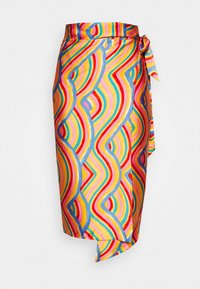 Jupe enroulée colorée présentant un motif ondulé en rouge, rose, jaune, vert et bleu. Fabriquée dans un tissu lisse et léger. Comprend un nœud sur le côté.