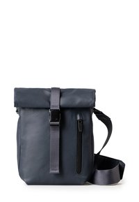Kompakte dunkelgraue Roll-Top-Schultertasche mit vertikaler Reißverschlusstasche auf der Vorderseite und verstellbarem Tragegurt vor weißem Hintergrund.