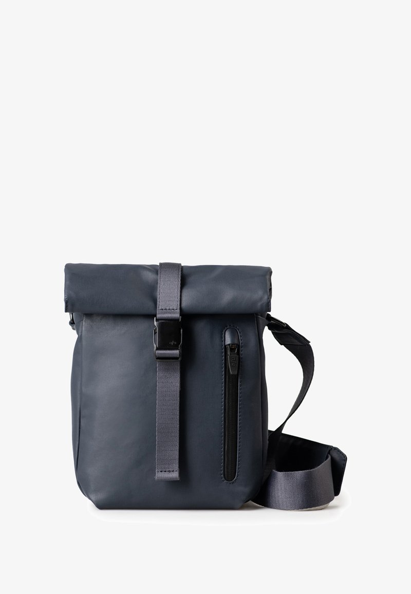 Kompakte dunkelgraue Roll-Top-Schultertasche mit vertikaler Reißverschlusstasche auf der Vorderseite und verstellbarem Tragegurt vor weißem Hintergrund.