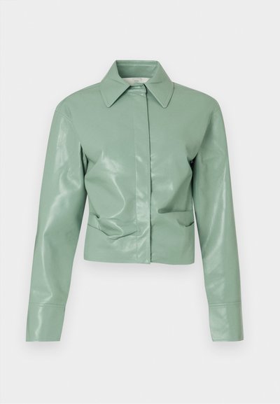 Casaco de pele sintética verde com gola, mangas longas e design cropped. Textura suave com fecho frontal e costuras laterais discretas.