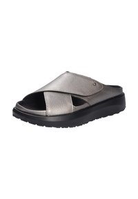 Open-toe schuif sandalen met een gestructureerde zilveren bovenkant, zwarte rubberen zool en een kruiselings ontwerp met decoratieve hardware.