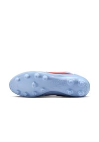 Nike focicipő világoskék talppal, piros kiegészítőkkel és lekerekített tüskékkel a tapadásért. Simább textúra és logó részlet a talpon.