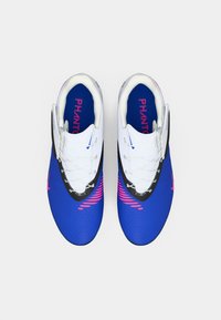 Μπλε ποδοσφαιρικά παπούτσια με υφασμένη επάνω επιφάνεια, λευκά κορδόνια και ροζ λεπτομέρειες. Διαθέτουν ομαλό, αεροδυναμικό σχεδιασμό και μαξιλαρωμένη εσωτερική επένδυση.