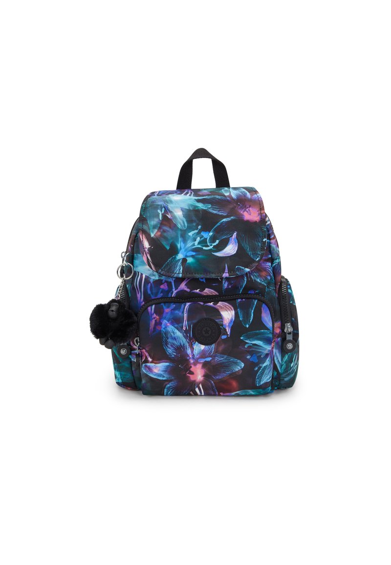 Mochila con estampado floral en una base negra, con detalles en púrpura y teal. Incluye un bolsillo frontal y un detalle de logo redondo.