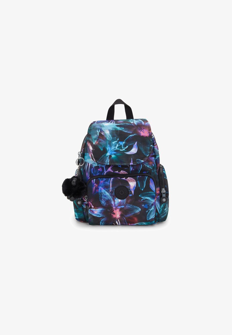 Mochila con estampado floral en una base negra, con detalles en púrpura y teal. Incluye un bolsillo frontal y un detalle de logo redondo.