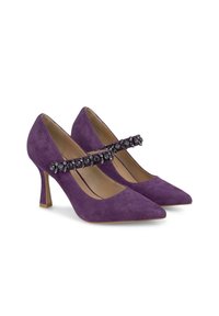 Scarpe con tacco alto in suede viola con punta affusolata e una fascia decorata con accenti di cristallo scuro. Presentano un tacco sottile e affusolato.