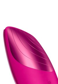 Rosa hårborste med en slät, konturerad design; har ribbor på toppen och fina borst längs kanterna för vård.