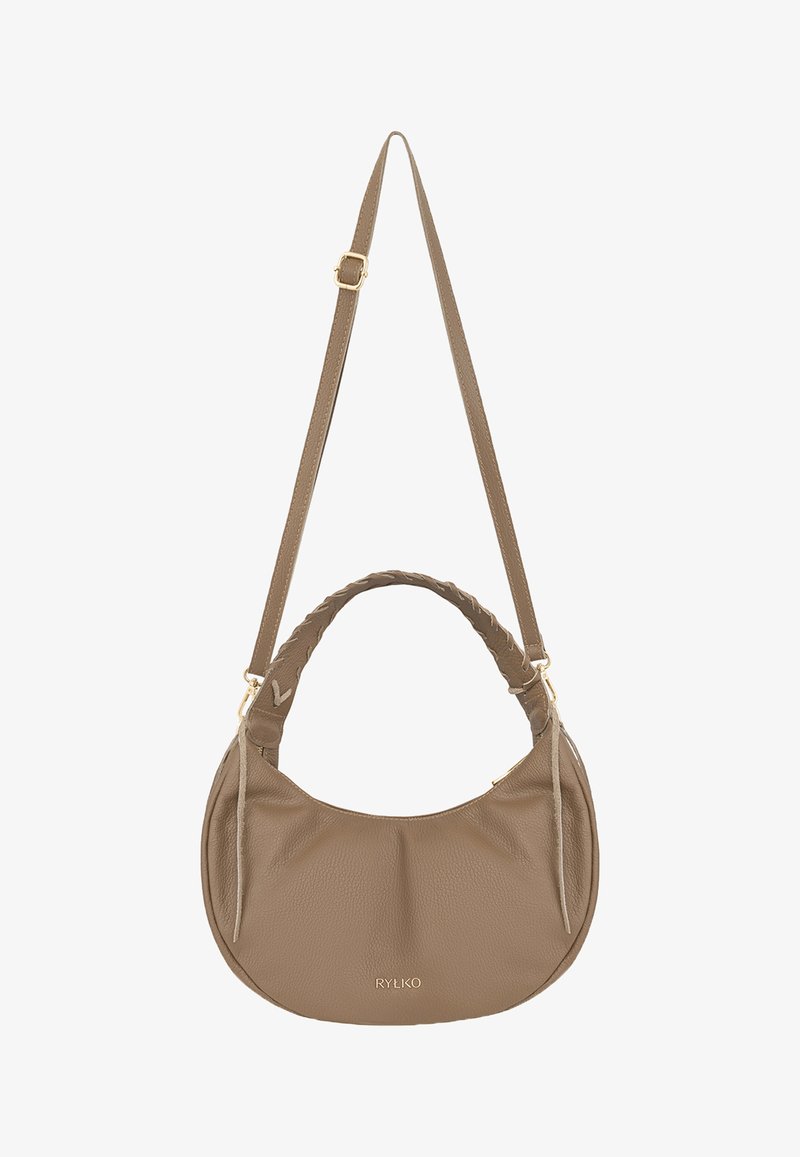 Sac à main en cuir taupe en forme de croissant avec poignée tressée, bandoulière ajustable et logo Ryłko doré au centre devant.