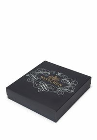 Boîte-cadeau rectangulaire noire ornée d'embellissements en argent et en or, avec "Wittchen" affiché en évidence au centre.