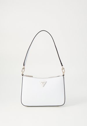 Petit sac à bandoulière blanc avec bordure noire, quincaillerie argentée, fermeture éclair et plaque de logo métallique triangulaire sur le devant.