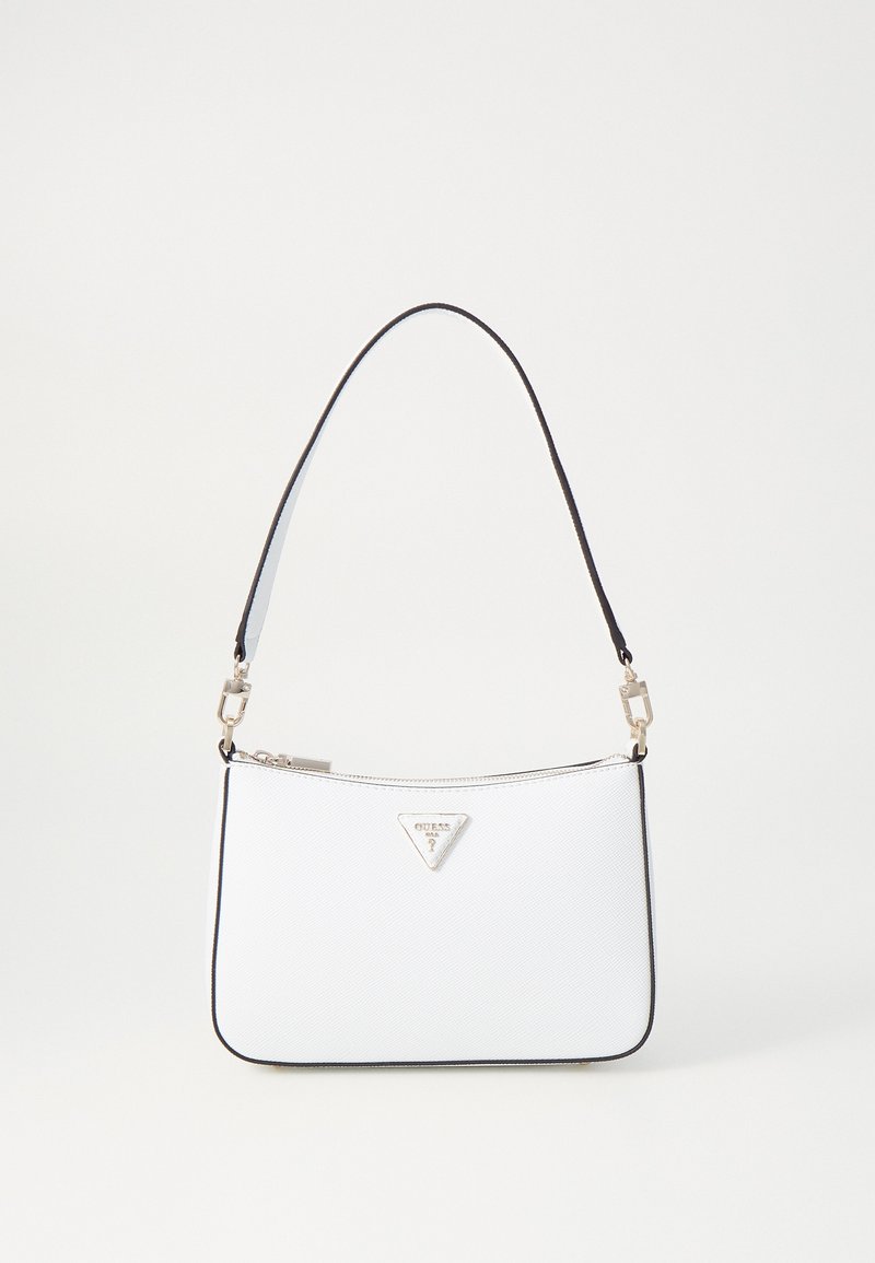 Petit sac à bandoulière blanc avec bordure noire, quincaillerie argentée, fermeture éclair et plaque de logo métallique triangulaire sur le devant.
