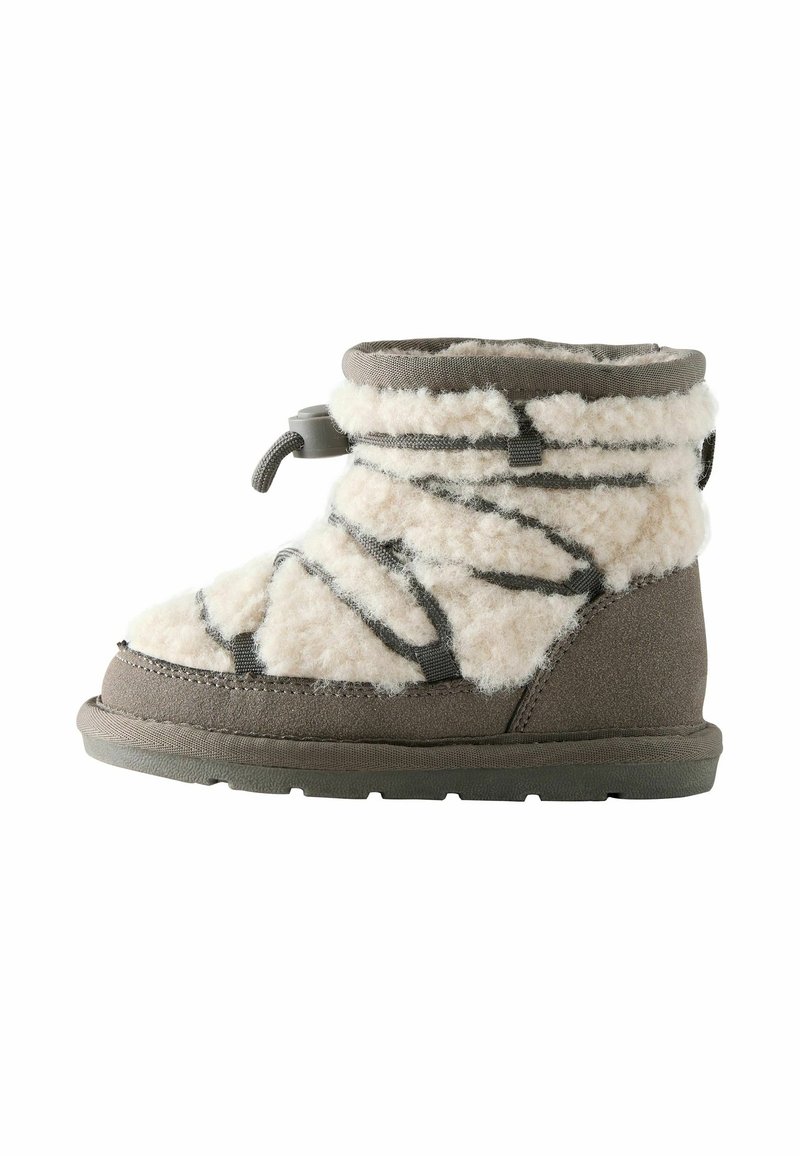 Botte d'hiver grise pour enfant avec doublure en fausse fourrure beige, lacets élastiques croisés et fermeture réglable par un bouton-pression sur fond blanc.