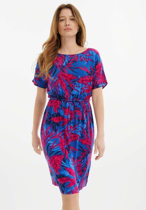 Blaues Kleid mit roten und schwarzen Blumenmustern, kurzen Ärmeln, elastischem Bund und lockerer Passform. Glattes Gewebe mit leichter Textur.