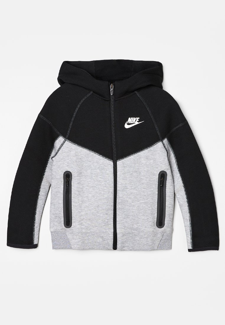 Hooded zip-up jas met een zwart bovenste gedeelte en een grijs onderste gedeelte, met zijzakken met rits en een wit logo op de borst.