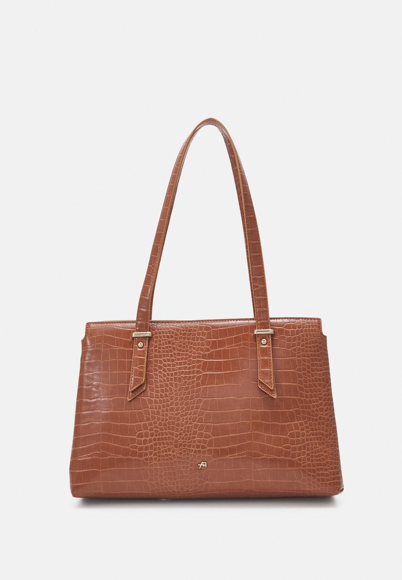 Sac à main rectangulaire marron avec texture crocodile, deux longues anses et un petit logo doré au centre avant sur fond blanc.