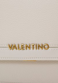 Valentino Bags USHUAIA  - Håndveske - ecru