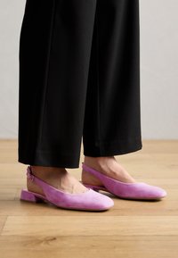 Klasické lodičky na opätku - azalea