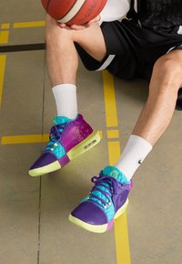 Nike Performance LEBRON WITNESS - Obuća za košarku - field purple/white/dusty cactus