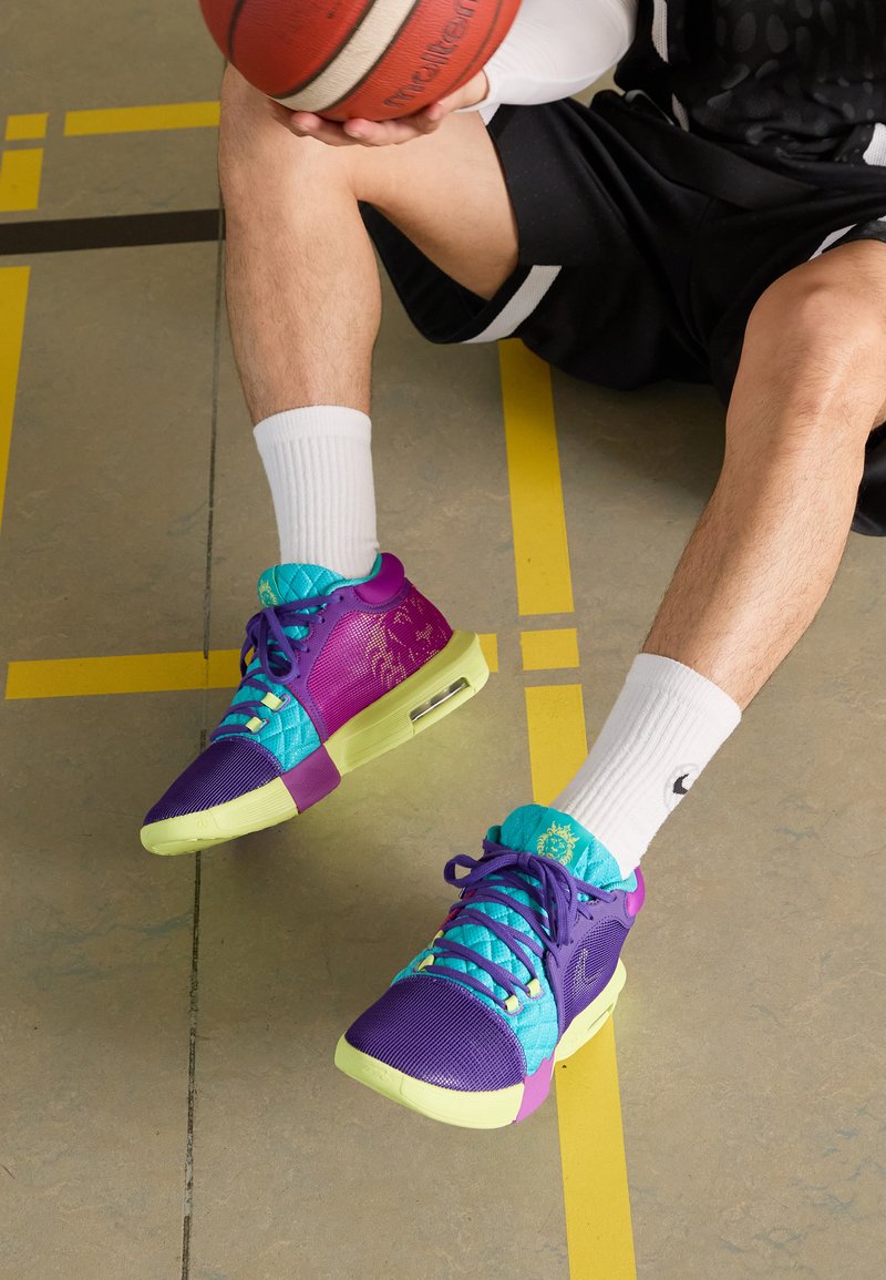 Nike Performance LEBRON WITNESS - Obuća za košarku - field purple/white/dusty cactus