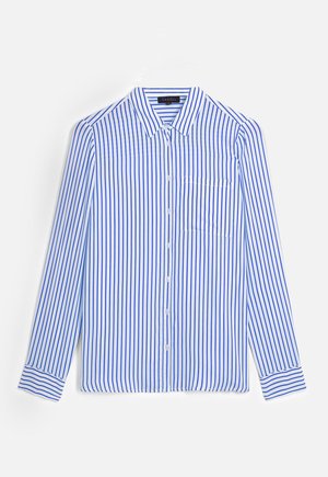 Camicia a righe blu e bianche, con colletto a punta, maniche lunghe e taschino sul lato sinistro del petto. Il tessuto appare liscio.