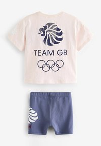Rosa Baumwoll-T-Shirt mit "TEAM GB"-Text und Löwen-Grafik, kombiniert mit blauen Baumwoll-Shorts, die ein weißes Löwendesign zeigen.