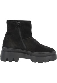 Botas de tobillo de ante negro con un cierre de cremallera lateral, suela de plataforma de goma negra gruesa y textura suave. Presenta un detalle de costura mínima.