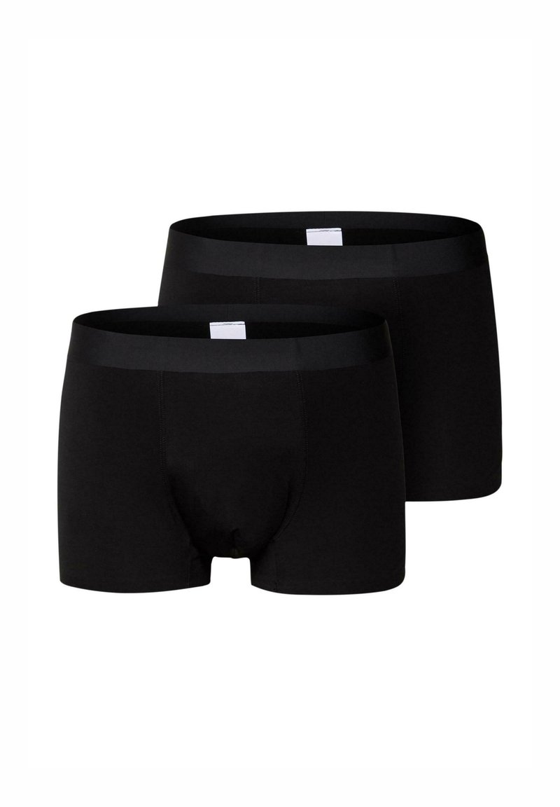 Divi melni vīriešu bokseršorti ar platām elastīgām jostām, izvietoti blakus uz balta fona.