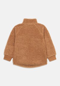 Καφέ φλις πουλόβερ με ψηλό γιακά, ραγκλάν μανίκια και ριμπ μανσέτες, με υφή απαλής επιφάνειας και καμπυλωτή γραμμή στη βάση.