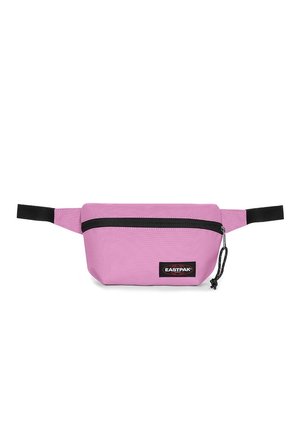 Růžová ledvinka Eastpak s černým zipem a nastavitelnými černými pásky, zobrazená zepředu na bílém pozadí.