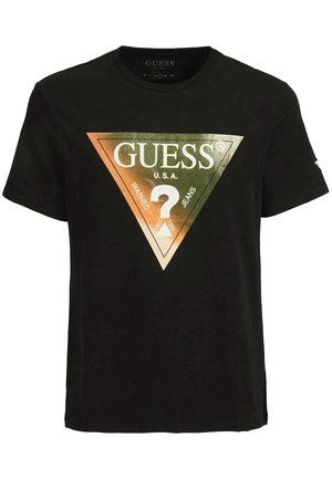 T-shirt noir à manches courtes avec un grand logo triangulaire irisé orange-vert comportant le mot "GUESS" et un point d'interrogation central.