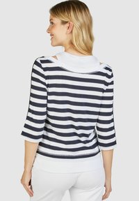 Navy- und weiße gestreifte Bluse mit drei Viertelärmeln und einem offenen Rückendesign, mit lockerer Passform und weichem Stoffgefühl.