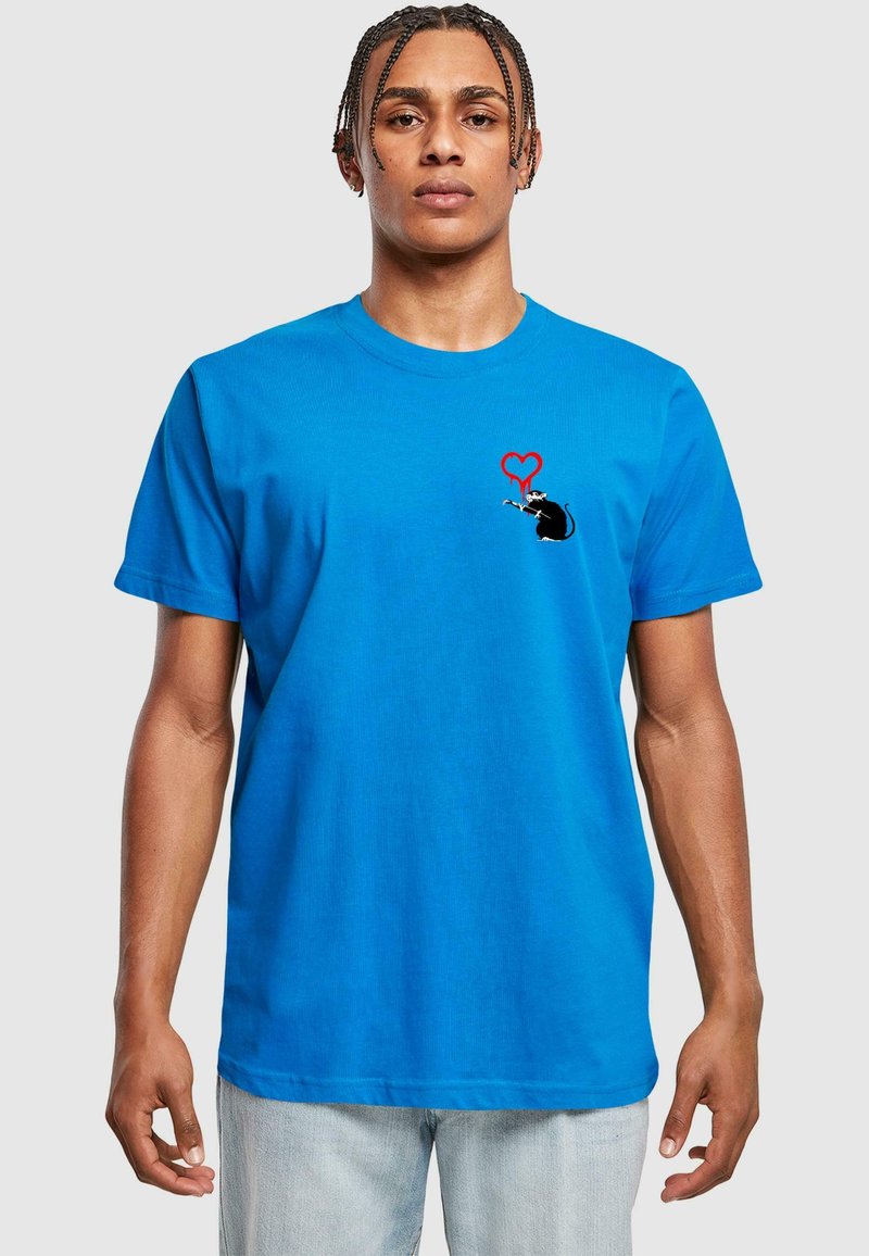 Modré bavlněné tričko s grafikou černé krysy a červeným srdcem. Krátké rukávy, kulatý výstřih, rovný střih. Minimalistický design.
