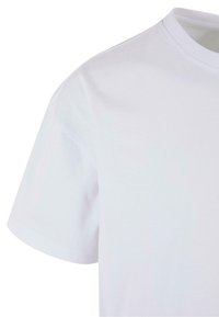Hvid bomulds T-shirt med korte ærmer, rund hals, glat tekstur og et rent, enkelt design uden synlige mønstre eller accenter.