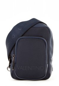 Piccola borsa a tracolla blu scuro con tasca frontale con cerniera, tracolla imbottita con il marchio "VALENTINO" impresso.
