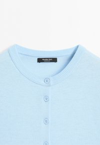 Lichtblauwe gebreide cardigan met ronde hals en vijf bijpassende knopen aan de voorkant, gelabeld Massimo Dutti.